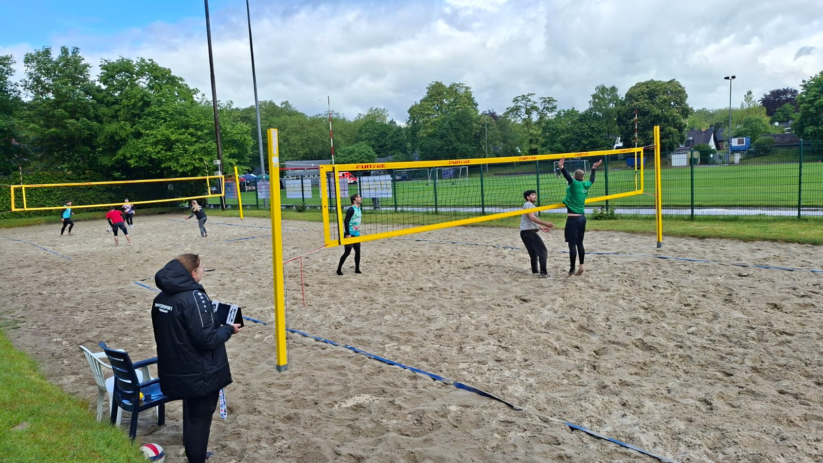 Spielszenen des Beachvolleyball-Turniers