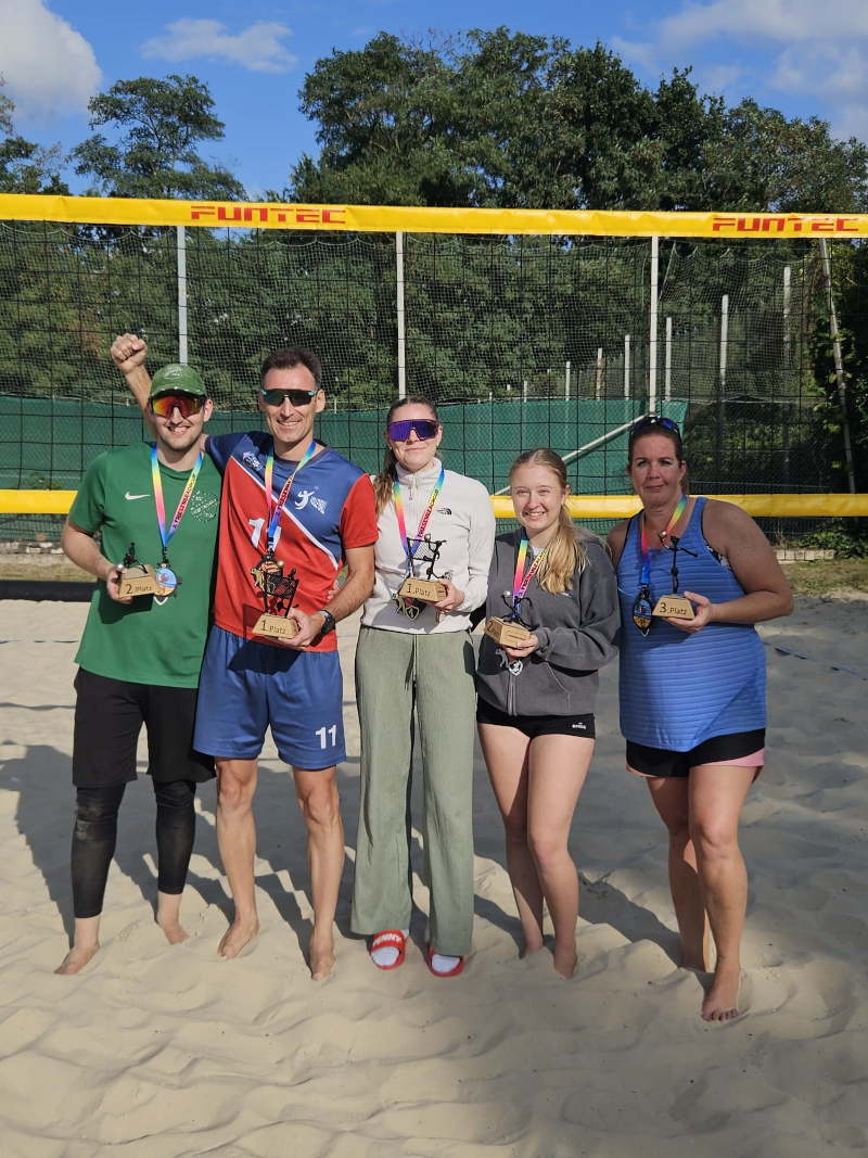 Foto mit den Siegerinnen und Siegern der Beachvolleyball-Turnier-Serie 2026