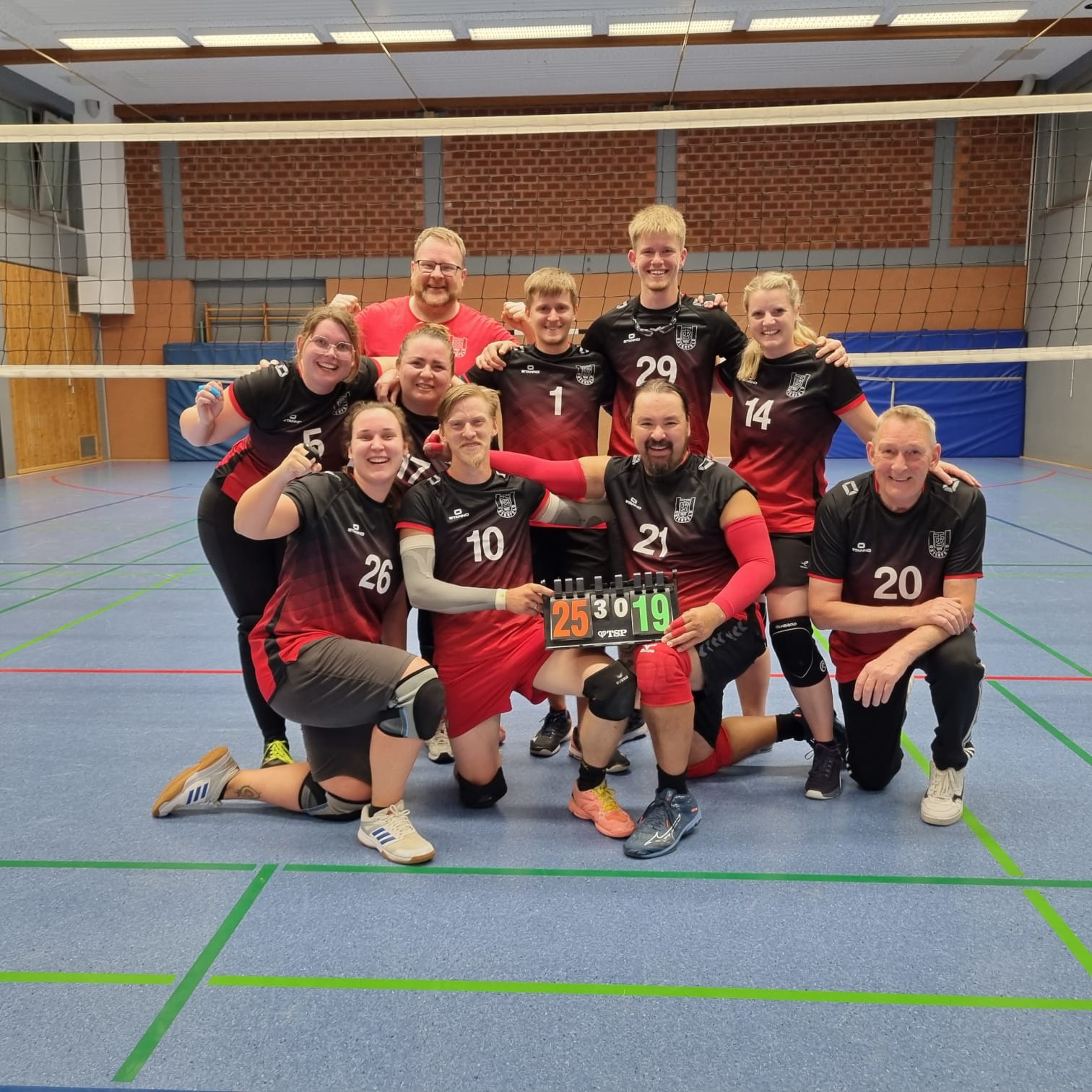 Mannschaftsfoto mit Spieler*innen der Hobby 2 nach dem Spiel